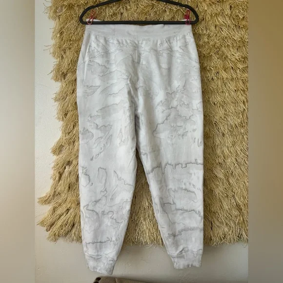 ✨PRISTINE EUC✨ Lululemon LA Sweat Pant 26" Watercolor Wash White / Stargaze- 10 - Picture 6 of 14